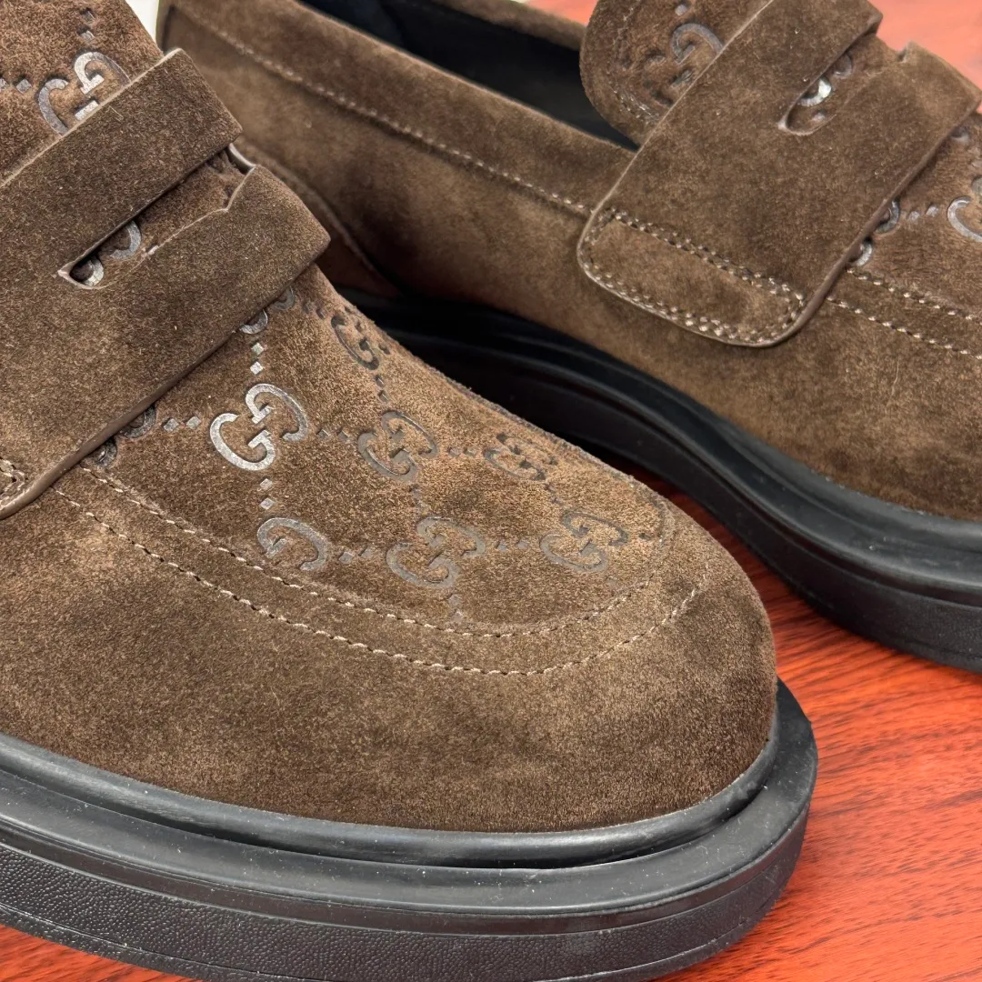 Batch 780 Gucci/Gucci new men's loafers with GG details, thick-soled slip-ons! The design of this men's lace-up shoe is rooted in the brand's heritage. It is carefully crafted from high-quality calfskin/open-edge beaded cowhide/suede cowhide. It is made of various leather types and is embellished with GG printed embossed suede leather details, which pays homage to Gucci's classic monogram. The rubber sole with GG pattern adds a modern touch to the design. Classic and simple sponge cake style design. European and American classic version, full calfskin lining. The overall upper texture is soft. The lining is comfortable and breathable. 2CM thickened soft rubber sole, easy to control. Versatile and stylish on the foot. Available in multiple colors to meet different matching needs. Full package! Size: 39-40-41-42-43-44 leather shoe size (38.45.46.47 can be customized) Item number: 7826 Loafers, coffee suede